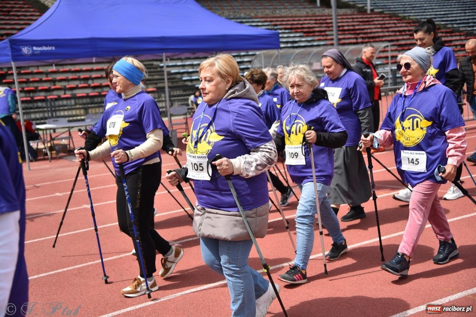 Zdjęcie w galerii na portalu naszraciborz.pl: Jubileuszowy Bieg bez barier na stadionie OSiR w Raciborzu wiadomości z regionu