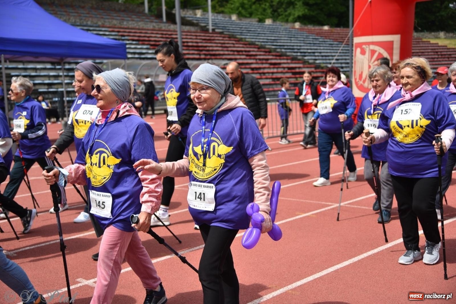 Zdjęcie w galerii na portalu naszraciborz.pl: Jubileuszowy Bieg bez barier na stadionie OSiR w Raciborzu wiadomości z regionu