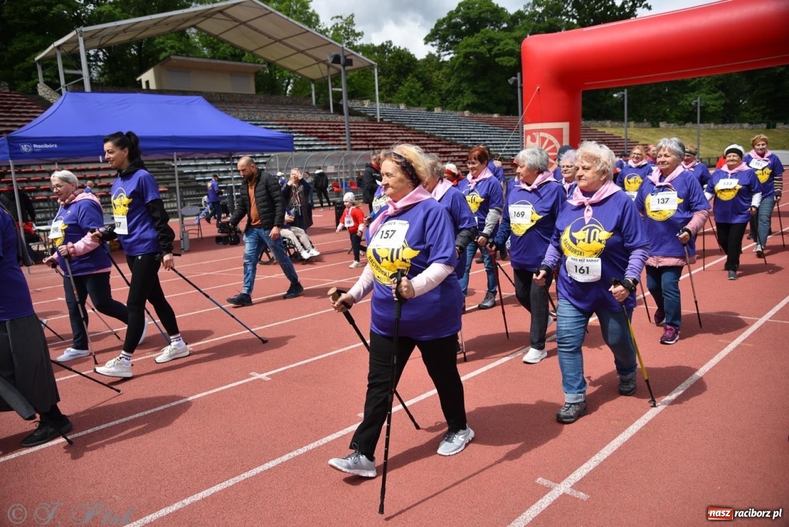 Zdjęcie w galerii na portalu naszraciborz.pl: Jubileuszowy Bieg bez barier na stadionie OSiR w Raciborzu wiadomości z regionu