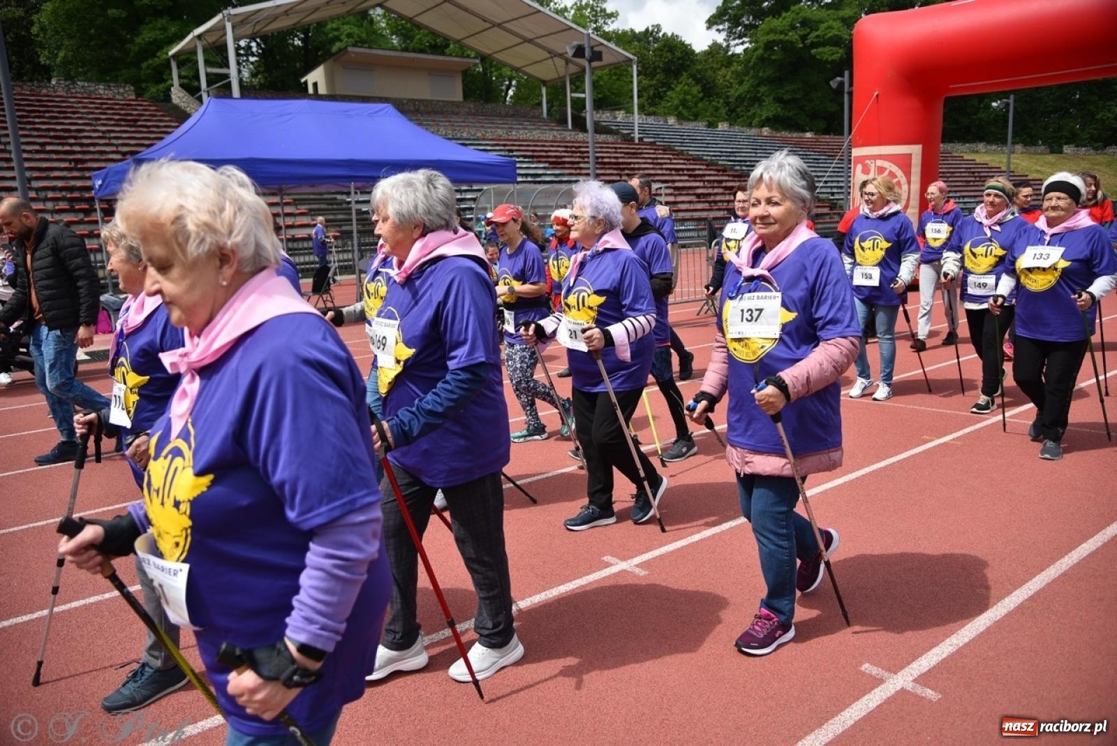 Zdjęcie w galerii na portalu naszraciborz.pl: Jubileuszowy Bieg bez barier na stadionie OSiR w Raciborzu wiadomości z regionu