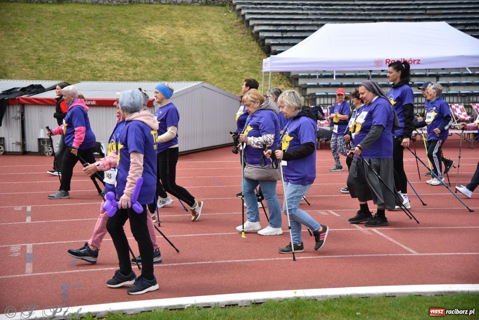 Zdjęcie w galerii na portalu naszraciborz.pl: Jubileuszowy Bieg bez barier na stadionie OSiR w Raciborzu wiadomości z regionu