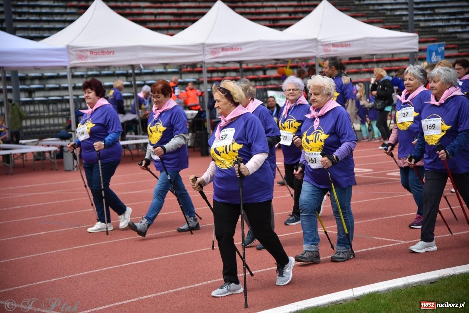 Zdjęcie w galerii na portalu naszraciborz.pl: Jubileuszowy Bieg bez barier na stadionie OSiR w Raciborzu wiadomości z regionu