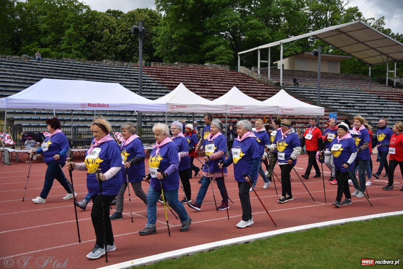 Zdjęcie w galerii na portalu naszraciborz.pl: Jubileuszowy Bieg bez barier na stadionie OSiR w Raciborzu wiadomości z regionu