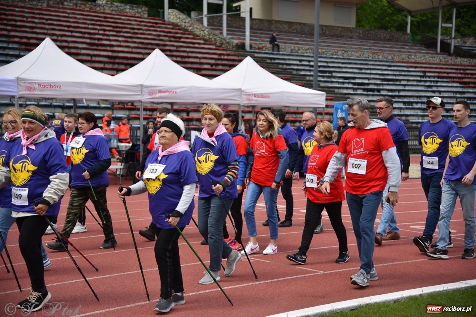 Zdjęcie w galerii na portalu naszraciborz.pl: Jubileuszowy Bieg bez barier na stadionie OSiR w Raciborzu wiadomości z regionu
