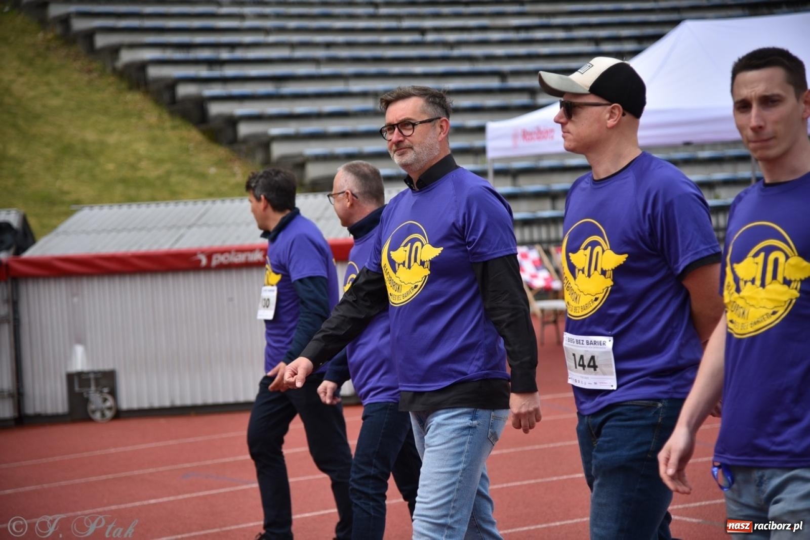 Zdjęcie w galerii na portalu naszraciborz.pl: Jubileuszowy Bieg bez barier na stadionie OSiR w Raciborzu wiadomości z regionu