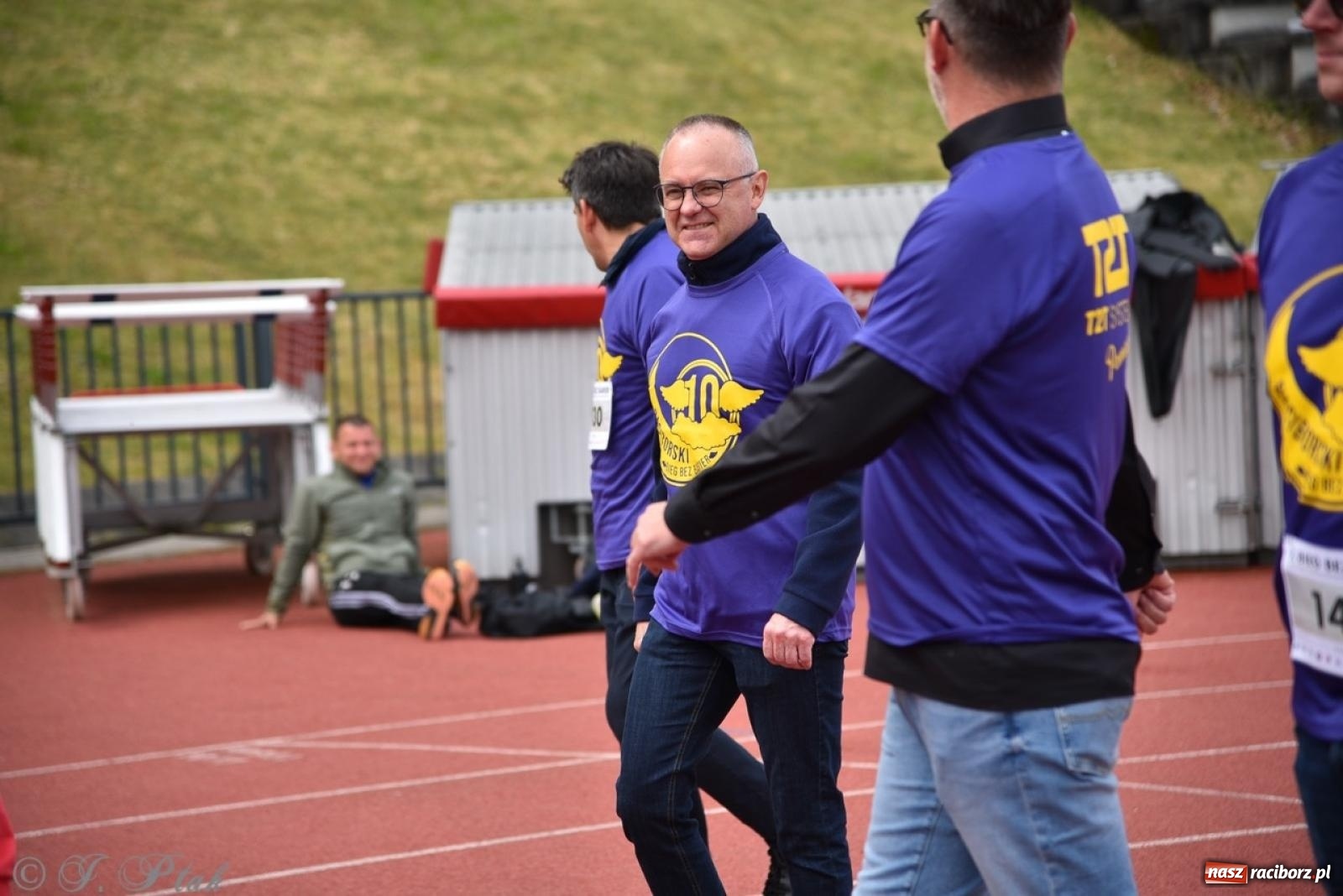 Zdjęcie w galerii na portalu naszraciborz.pl: Jubileuszowy Bieg bez barier na stadionie OSiR w Raciborzu wiadomości z regionu