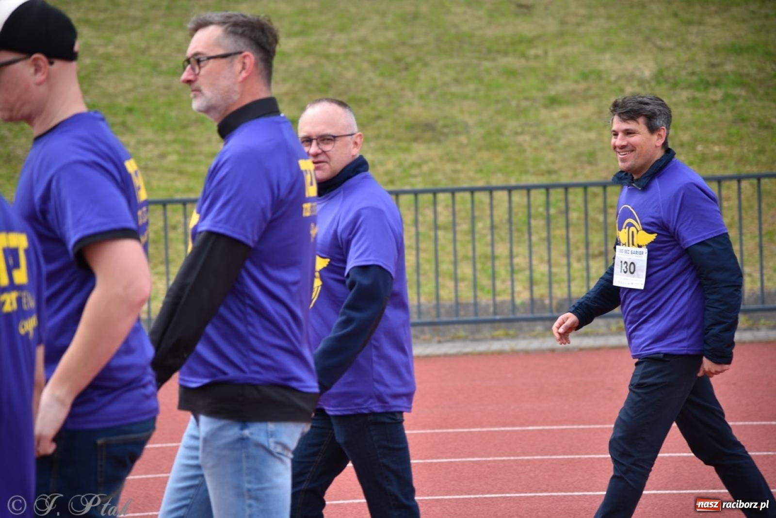 Zdjęcie w galerii na portalu naszraciborz.pl: Jubileuszowy Bieg bez barier na stadionie OSiR w Raciborzu wiadomości z regionu