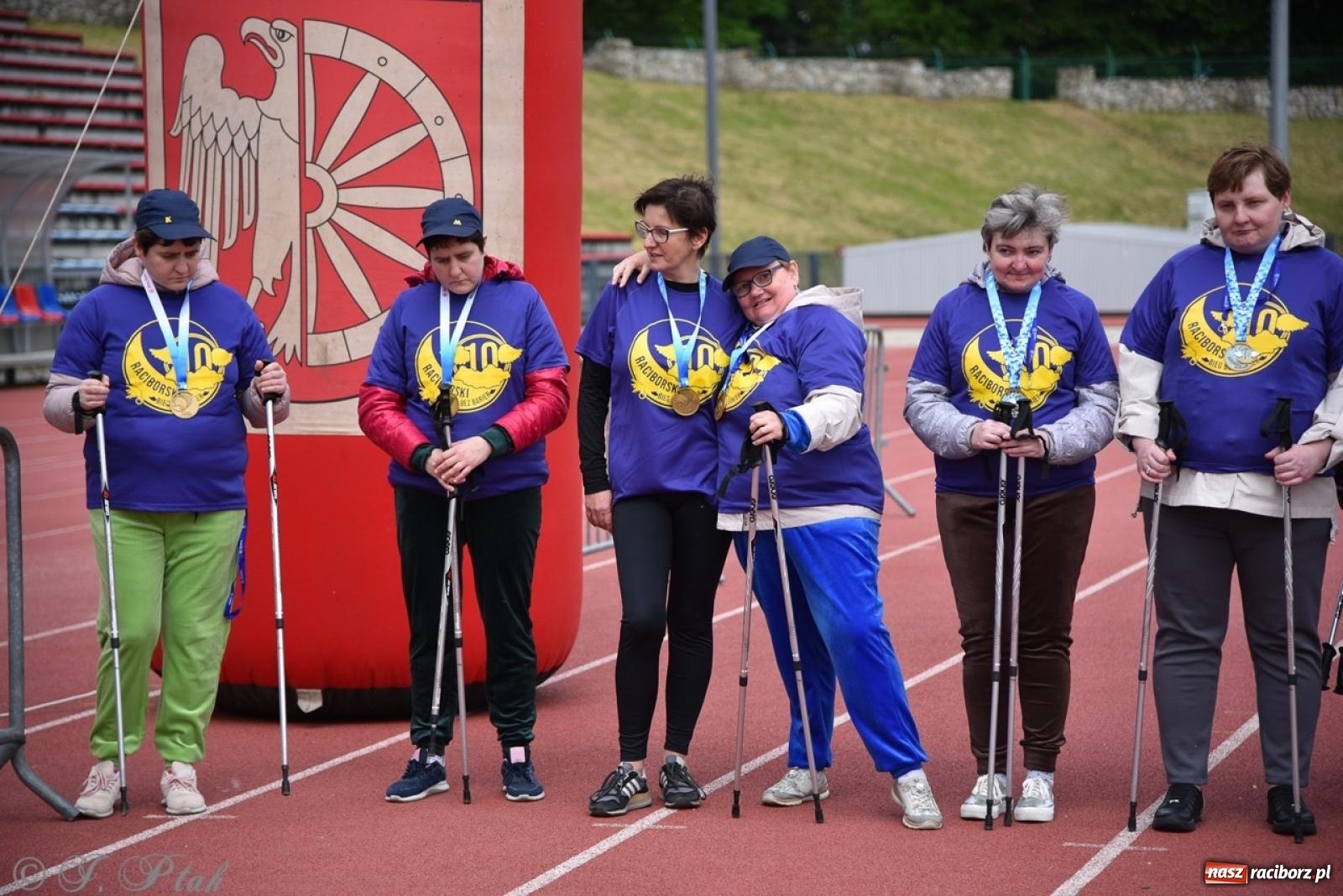 Zdjęcie w galerii na portalu naszraciborz.pl: Jubileuszowy Bieg bez barier na stadionie OSiR w Raciborzu wiadomości z regionu