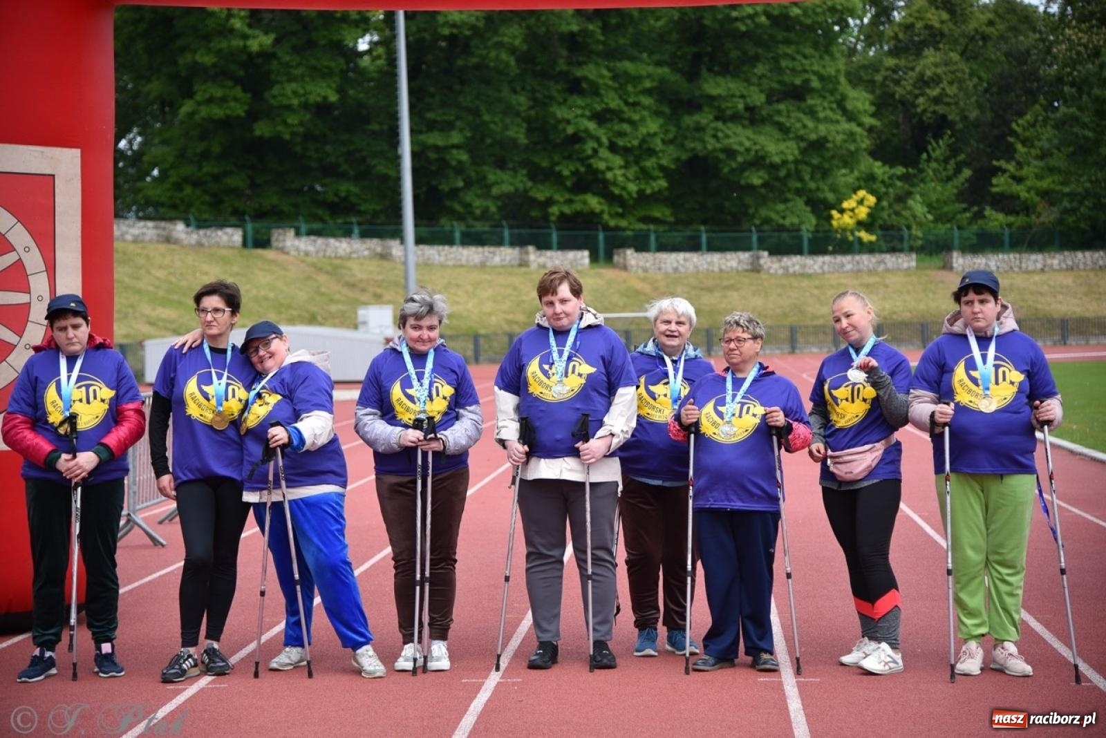 Zdjęcie w galerii na portalu naszraciborz.pl: Jubileuszowy Bieg bez barier na stadionie OSiR w Raciborzu wiadomości z regionu