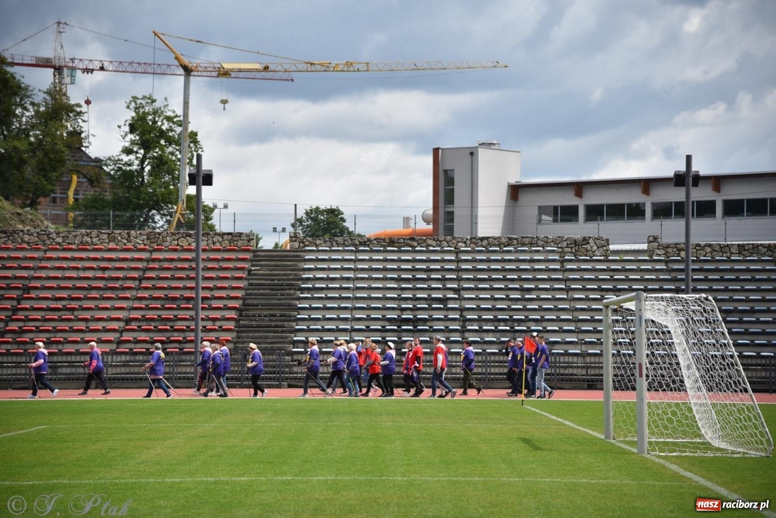 Zdjęcie w galerii na portalu naszraciborz.pl: Jubileuszowy Bieg bez barier na stadionie OSiR w Raciborzu wiadomości z regionu