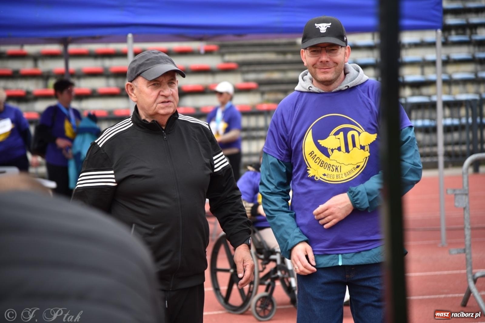 Zdjęcie w galerii na portalu naszraciborz.pl: Jubileuszowy Bieg bez barier na stadionie OSiR w Raciborzu wiadomości z regionu