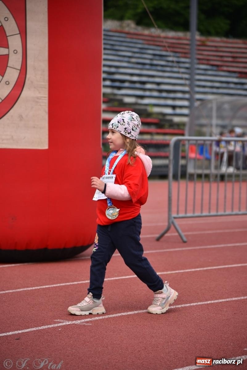 Zdjęcie w galerii na portalu naszraciborz.pl: Jubileuszowy Bieg bez barier na stadionie OSiR w Raciborzu wiadomości z regionu