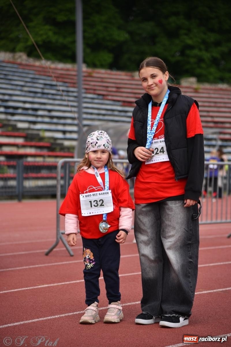 Zdjęcie w galerii na portalu naszraciborz.pl: Jubileuszowy Bieg bez barier na stadionie OSiR w Raciborzu wiadomości z regionu