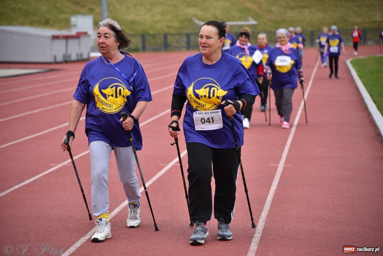Zdjęcie w galerii na portalu naszraciborz.pl: Jubileuszowy Bieg bez barier na stadionie OSiR w Raciborzu wiadomości z regionu