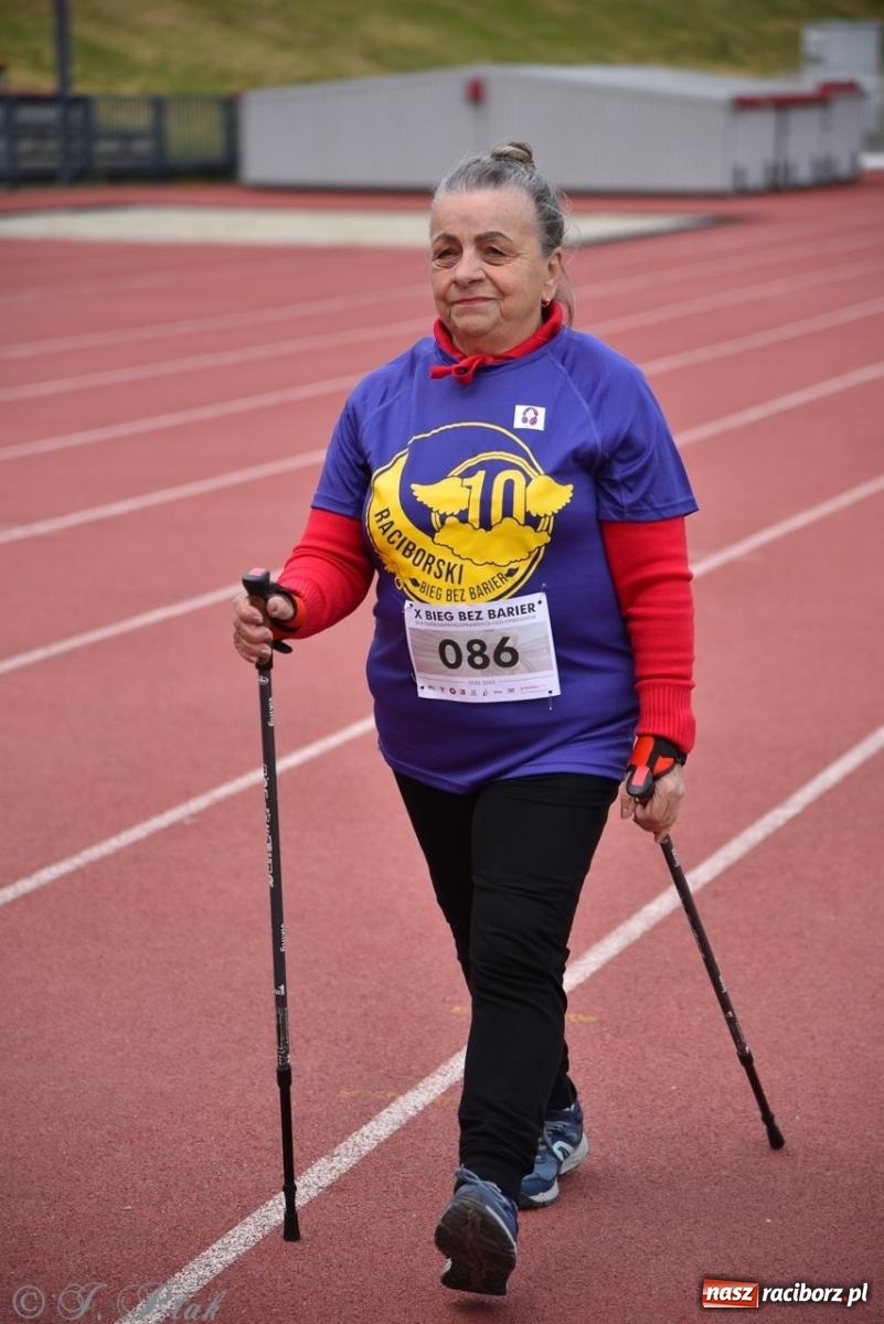 Zdjęcie w galerii na portalu naszraciborz.pl: Jubileuszowy Bieg bez barier na stadionie OSiR w Raciborzu wiadomości z regionu
