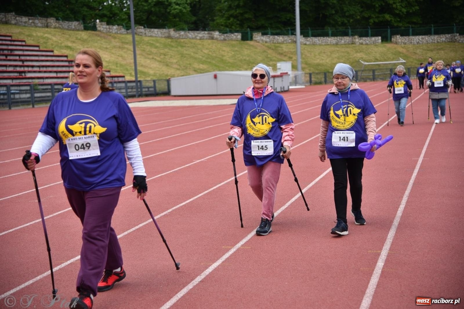 Zdjęcie w galerii na portalu naszraciborz.pl: Jubileuszowy Bieg bez barier na stadionie OSiR w Raciborzu wiadomości z regionu