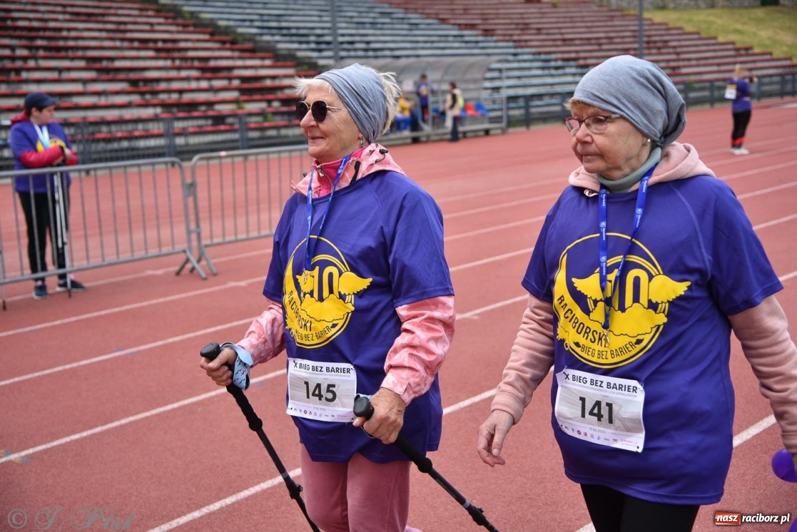 Zdjęcie w galerii na portalu naszraciborz.pl: Jubileuszowy Bieg bez barier na stadionie OSiR w Raciborzu wiadomości z regionu