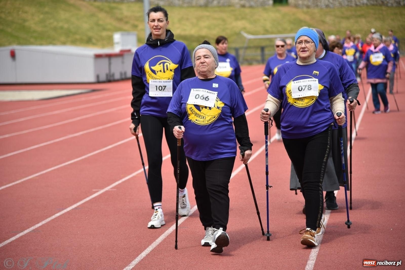 Zdjęcie w galerii na portalu naszraciborz.pl: Jubileuszowy Bieg bez barier na stadionie OSiR w Raciborzu wiadomości z regionu