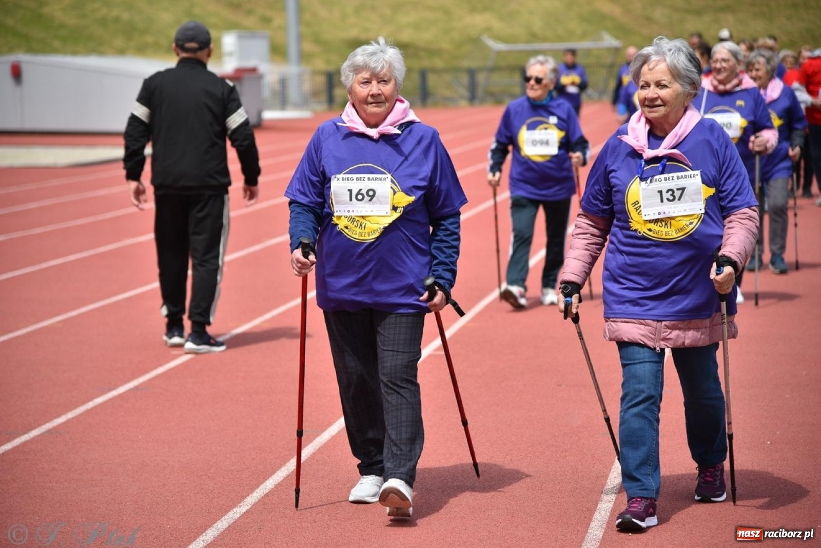 Zdjęcie w galerii na portalu naszraciborz.pl: Jubileuszowy Bieg bez barier na stadionie OSiR w Raciborzu wiadomości z regionu