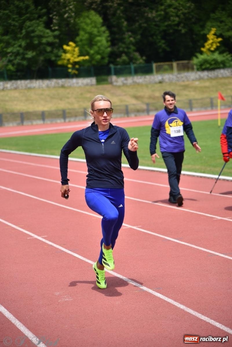 Zdjęcie w galerii na portalu naszraciborz.pl: Jubileuszowy Bieg bez barier na stadionie OSiR w Raciborzu wiadomości z regionu
