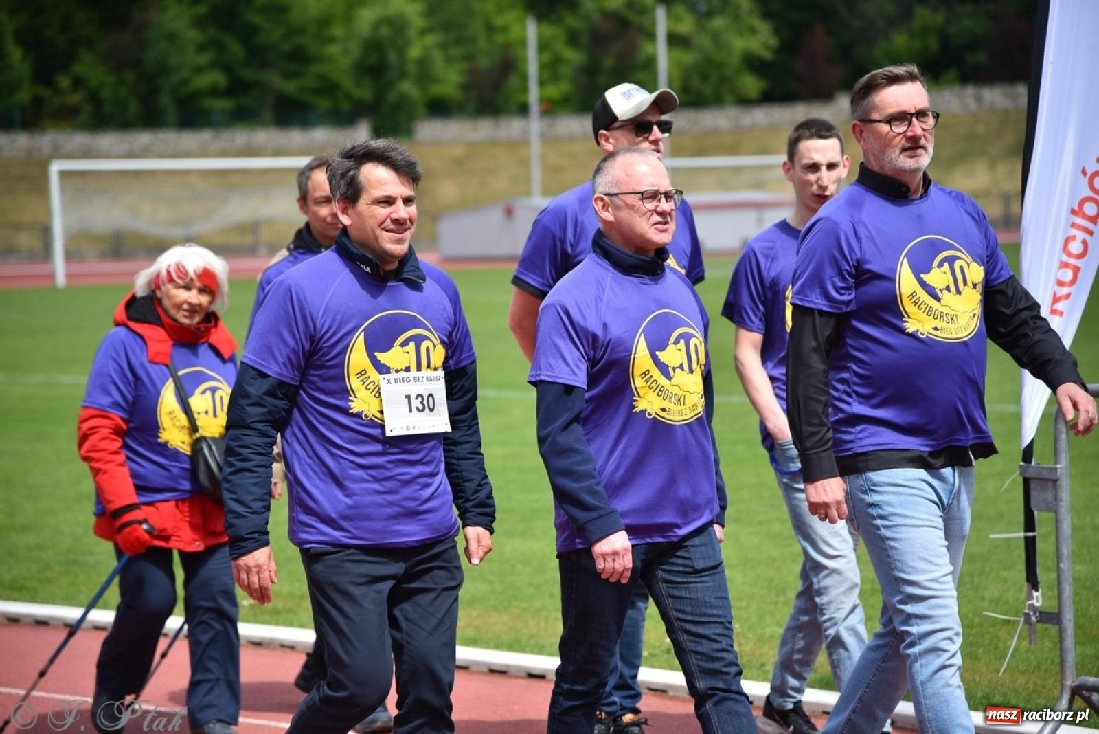 Zdjęcie w galerii na portalu naszraciborz.pl: Jubileuszowy Bieg bez barier na stadionie OSiR w Raciborzu wiadomości z regionu