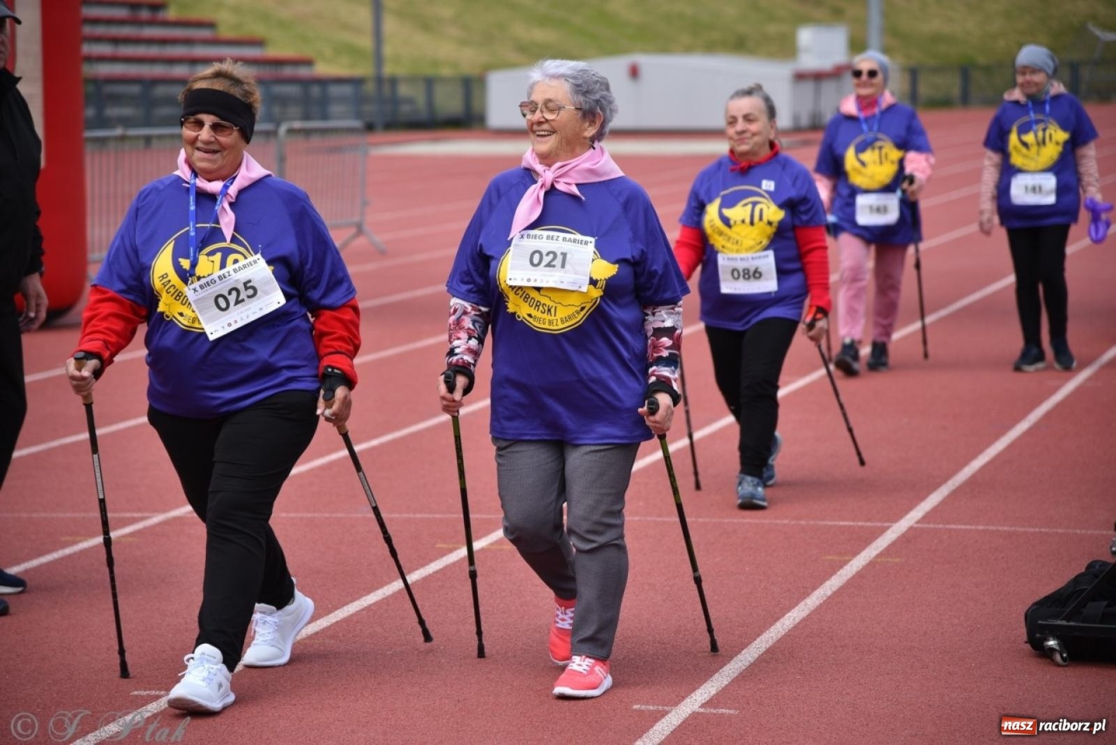 Zdjęcie w galerii na portalu naszraciborz.pl: Jubileuszowy Bieg bez barier na stadionie OSiR w Raciborzu wiadomości z regionu