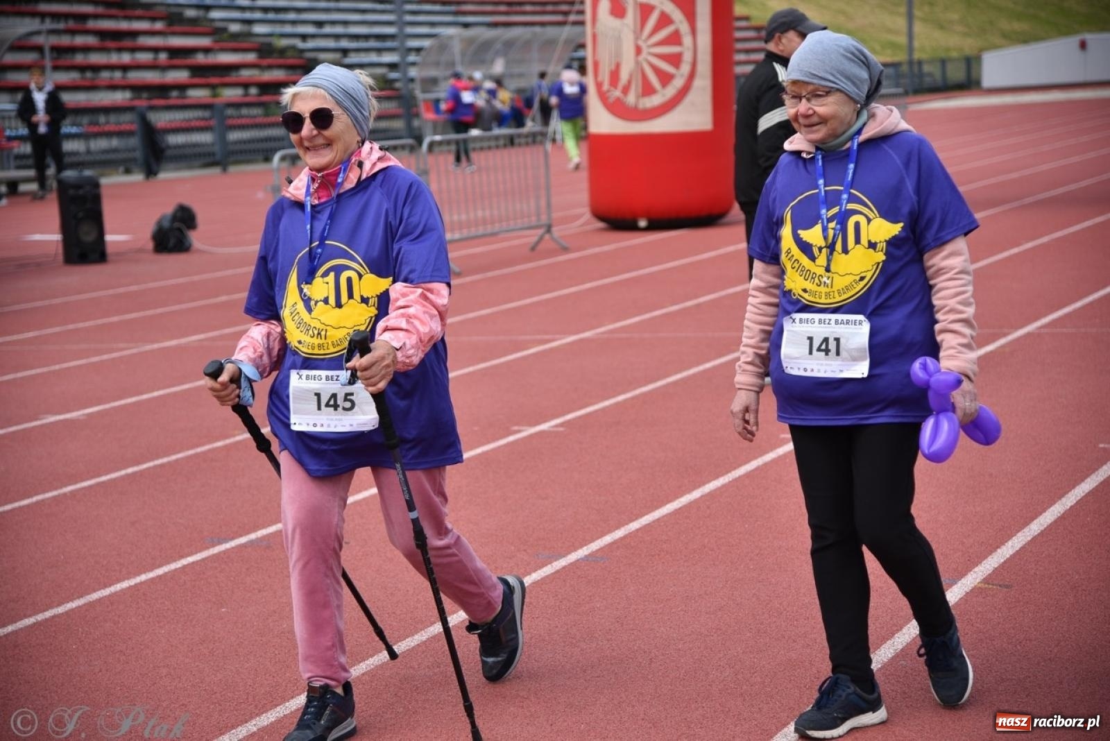 Zdjęcie w galerii na portalu naszraciborz.pl: Jubileuszowy Bieg bez barier na stadionie OSiR w Raciborzu wiadomości z regionu
