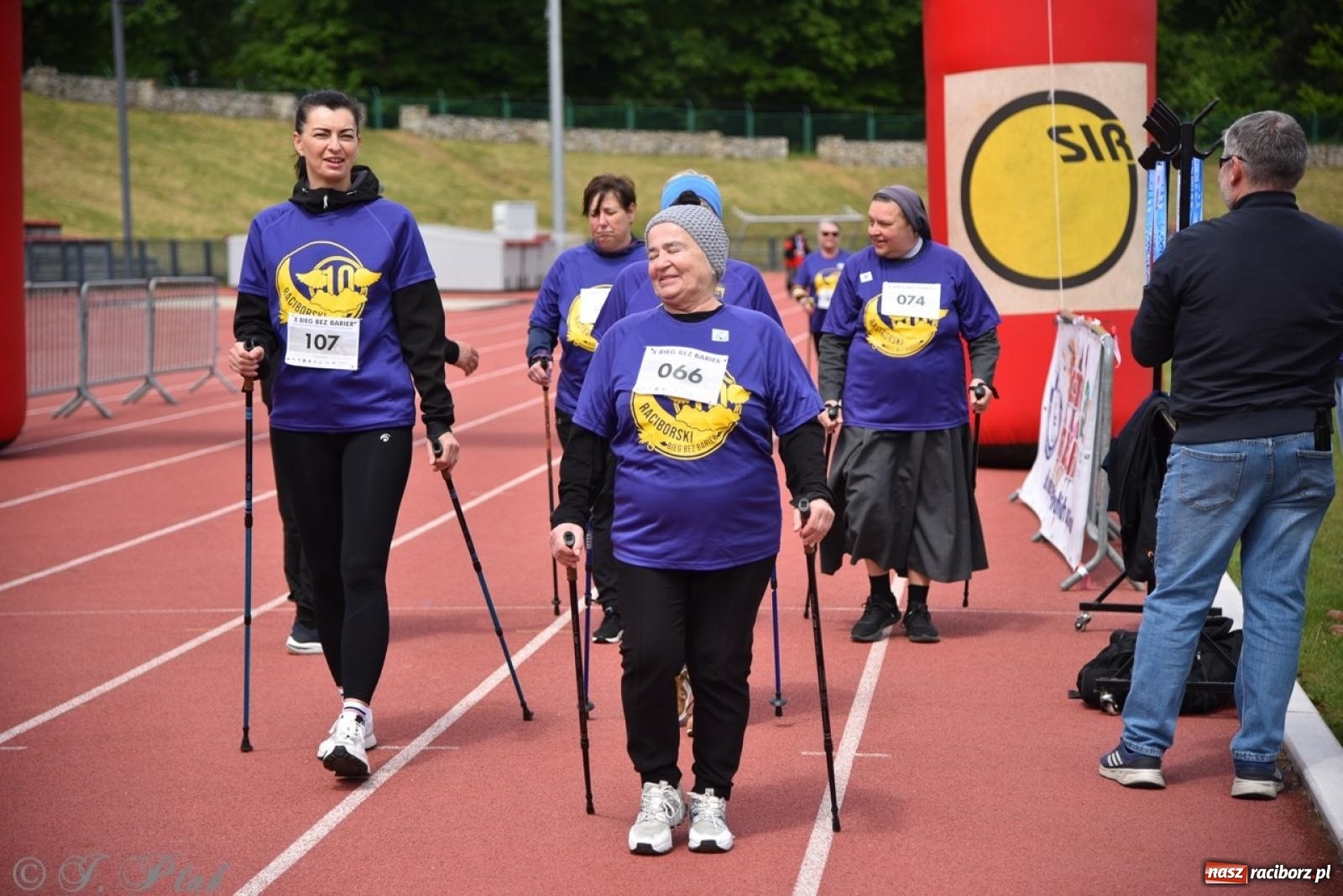 Zdjęcie w galerii na portalu naszraciborz.pl: Jubileuszowy Bieg bez barier na stadionie OSiR w Raciborzu wiadomości z regionu