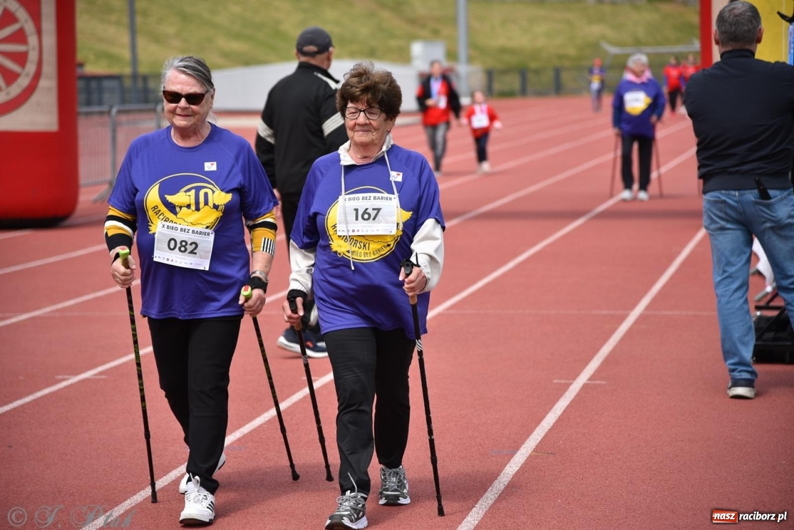 Zdjęcie w galerii na portalu naszraciborz.pl: Jubileuszowy Bieg bez barier na stadionie OSiR w Raciborzu wiadomości z regionu