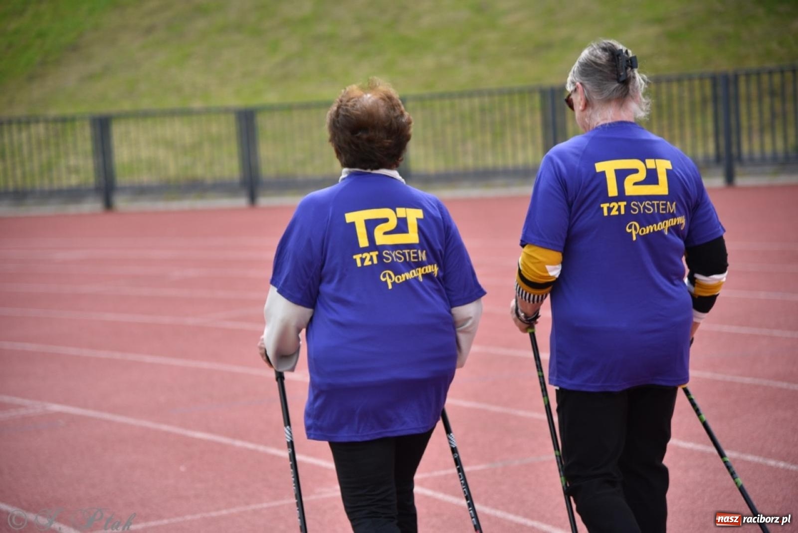 Zdjęcie w galerii na portalu naszraciborz.pl: Jubileuszowy Bieg bez barier na stadionie OSiR w Raciborzu wiadomości z regionu