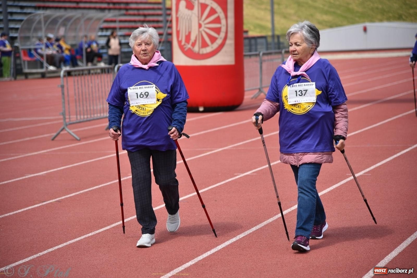 Zdjęcie w galerii na portalu naszraciborz.pl: Jubileuszowy Bieg bez barier na stadionie OSiR w Raciborzu wiadomości z regionu