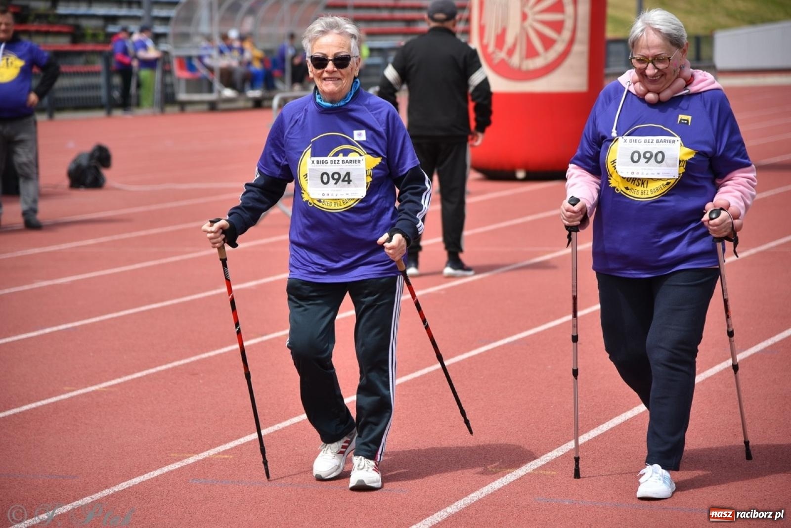 Zdjęcie w galerii na portalu naszraciborz.pl: Jubileuszowy Bieg bez barier na stadionie OSiR w Raciborzu wiadomości z regionu