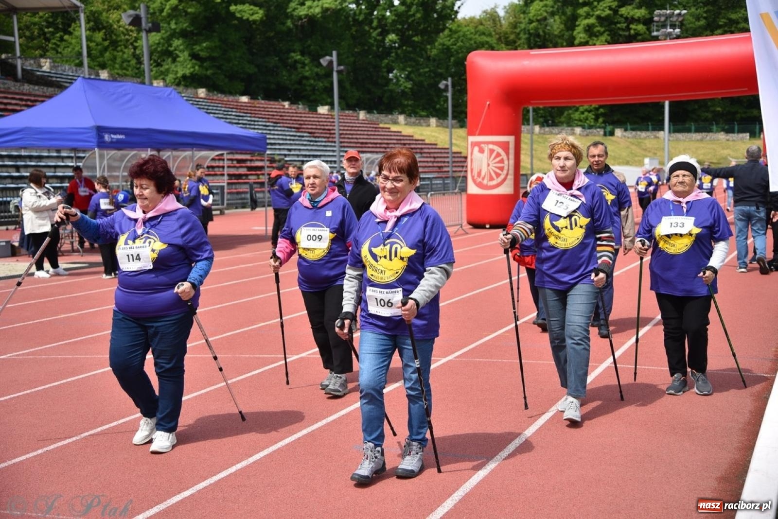 Zdjęcie w galerii na portalu naszraciborz.pl: Jubileuszowy Bieg bez barier na stadionie OSiR w Raciborzu wiadomości z regionu