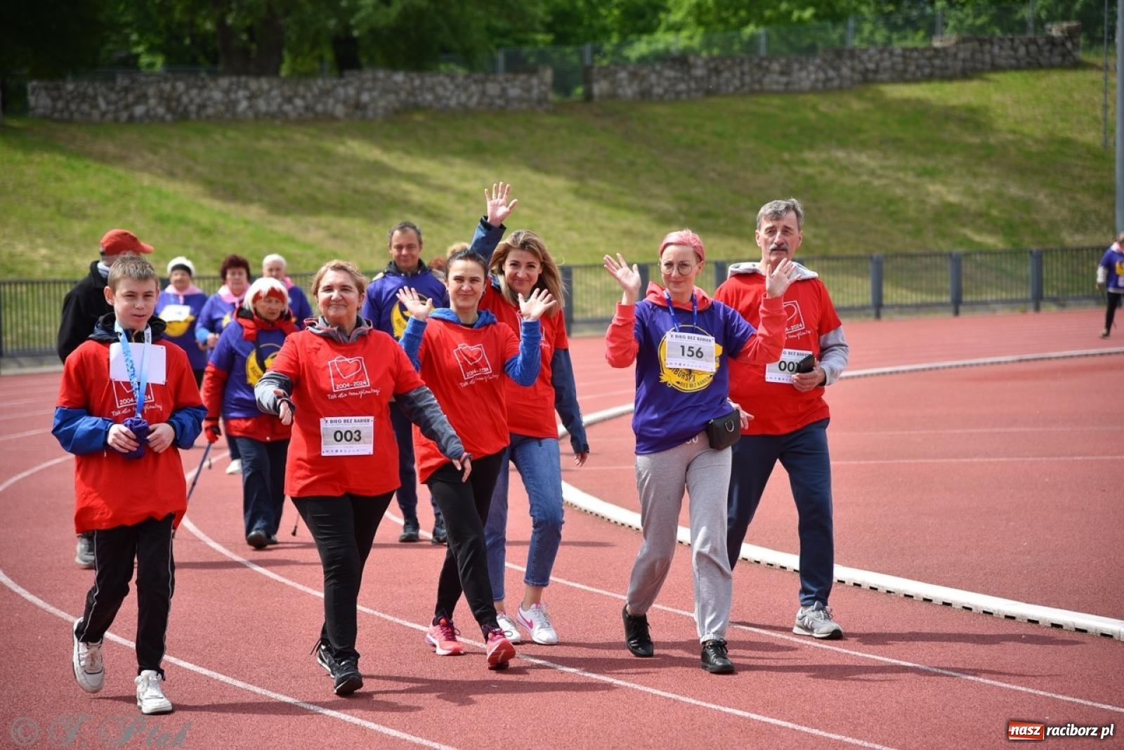 Zdjęcie w galerii na portalu naszraciborz.pl: Jubileuszowy Bieg bez barier na stadionie OSiR w Raciborzu wiadomości z regionu