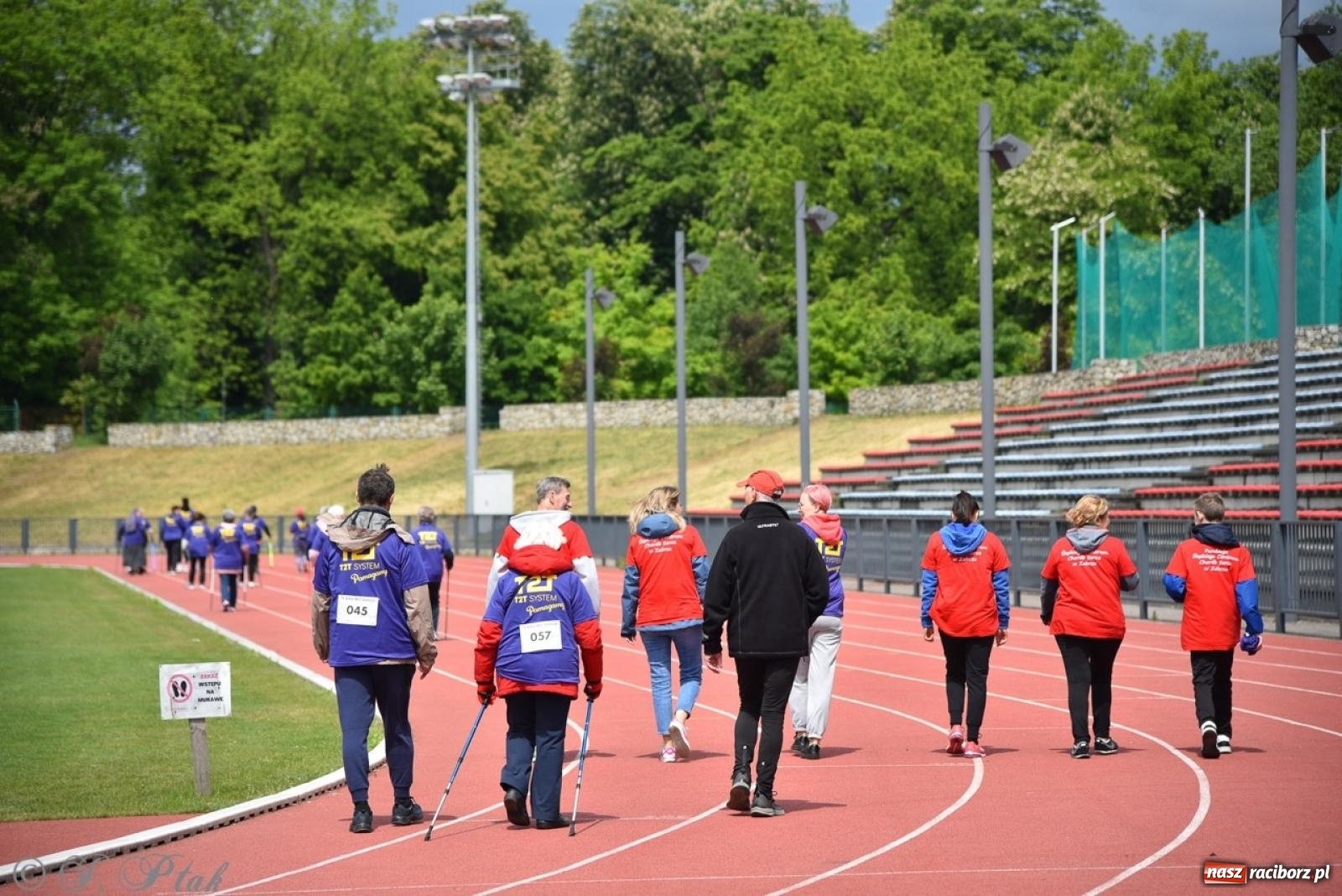 Zdjęcie w galerii na portalu naszraciborz.pl: Jubileuszowy Bieg bez barier na stadionie OSiR w Raciborzu wiadomości z regionu