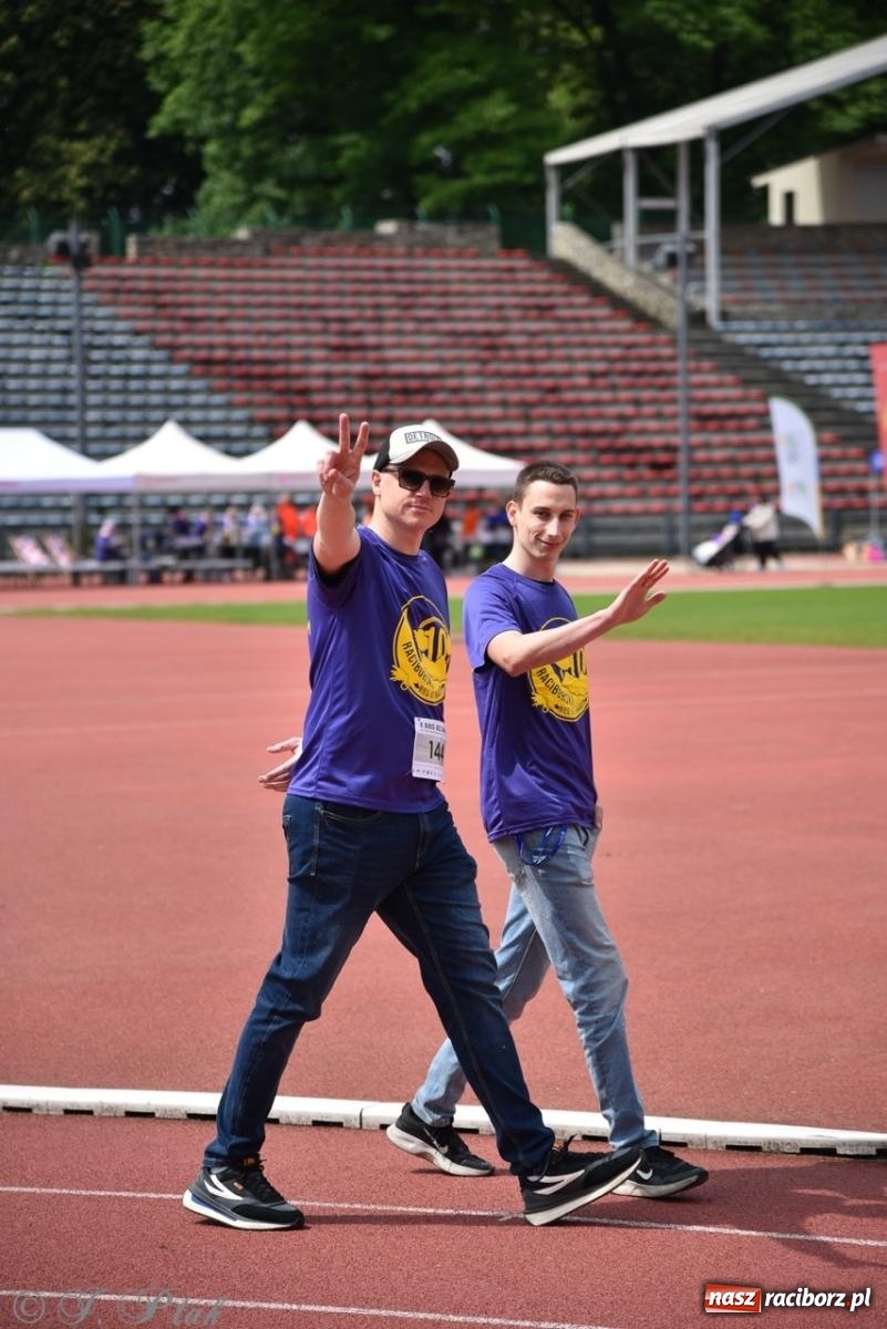 Zdjęcie w galerii na portalu naszraciborz.pl: Jubileuszowy Bieg bez barier na stadionie OSiR w Raciborzu wiadomości z regionu