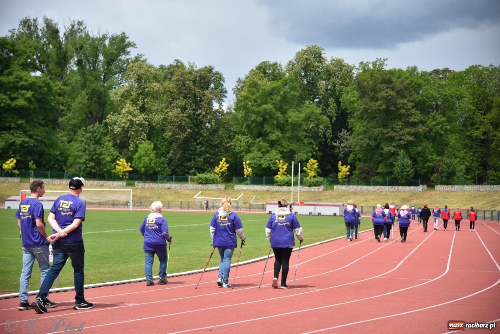 Zdjęcie w galerii na portalu naszraciborz.pl: Jubileuszowy Bieg bez barier na stadionie OSiR w Raciborzu wiadomości z regionu