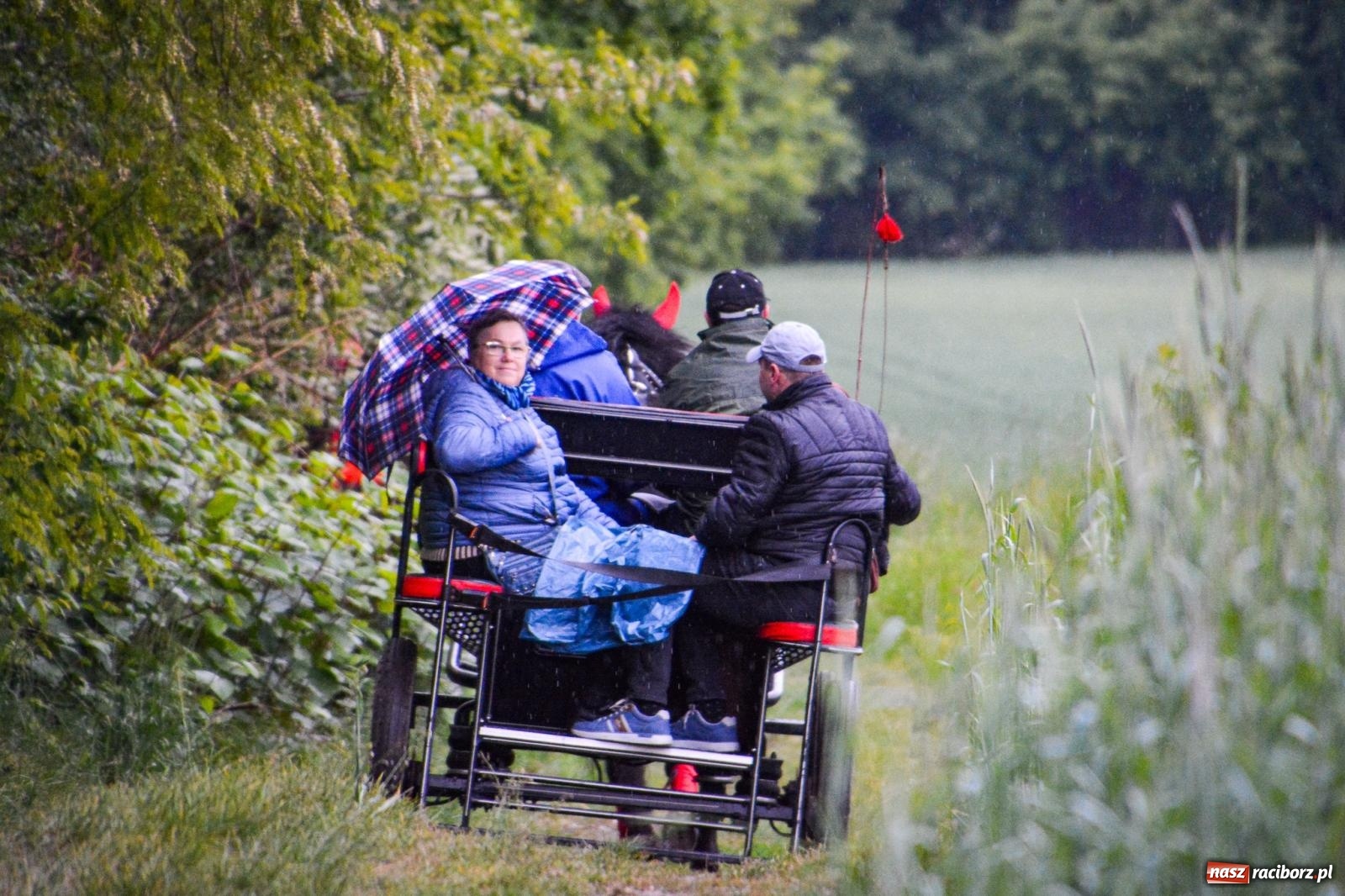 Zdjęcie w galerii na portalu naszraciborz.pl: Procesja św. Urbana w Kobyli odbyła się mimo deszczu. Wierni nie zawiedli wiadomości z regionu