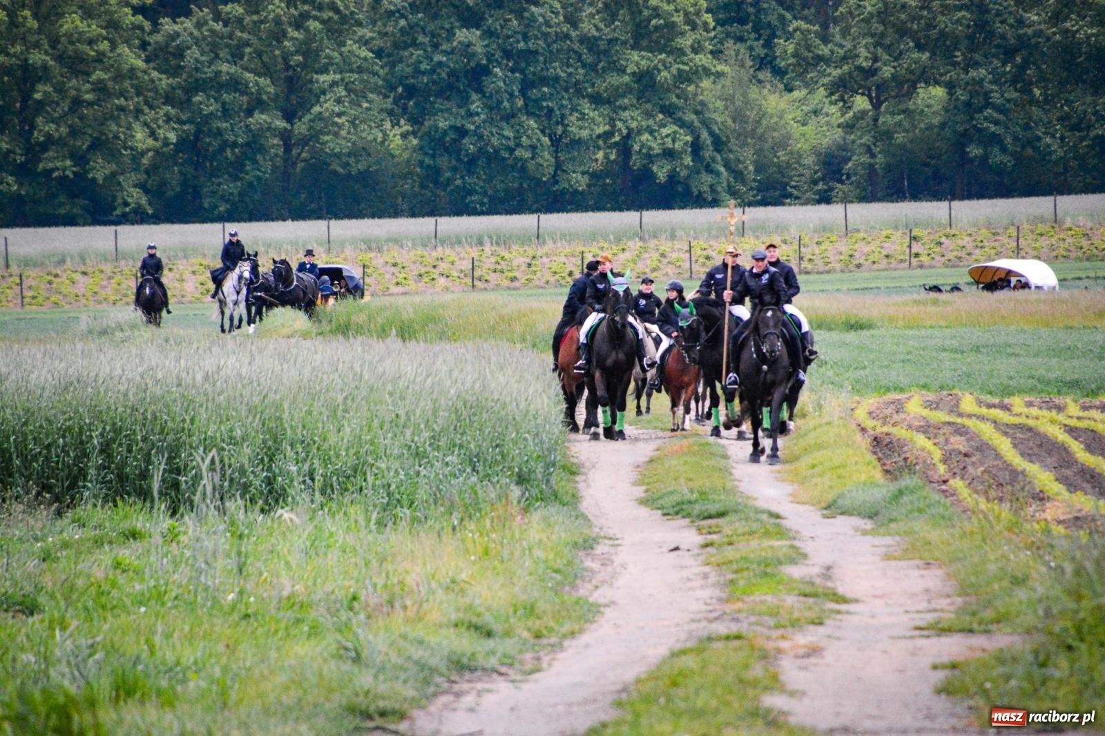 Zdjęcie w galerii na portalu naszraciborz.pl: Procesja św. Urbana w Kobyli odbyła się mimo deszczu. Wierni nie zawiedli wiadomości z regionu