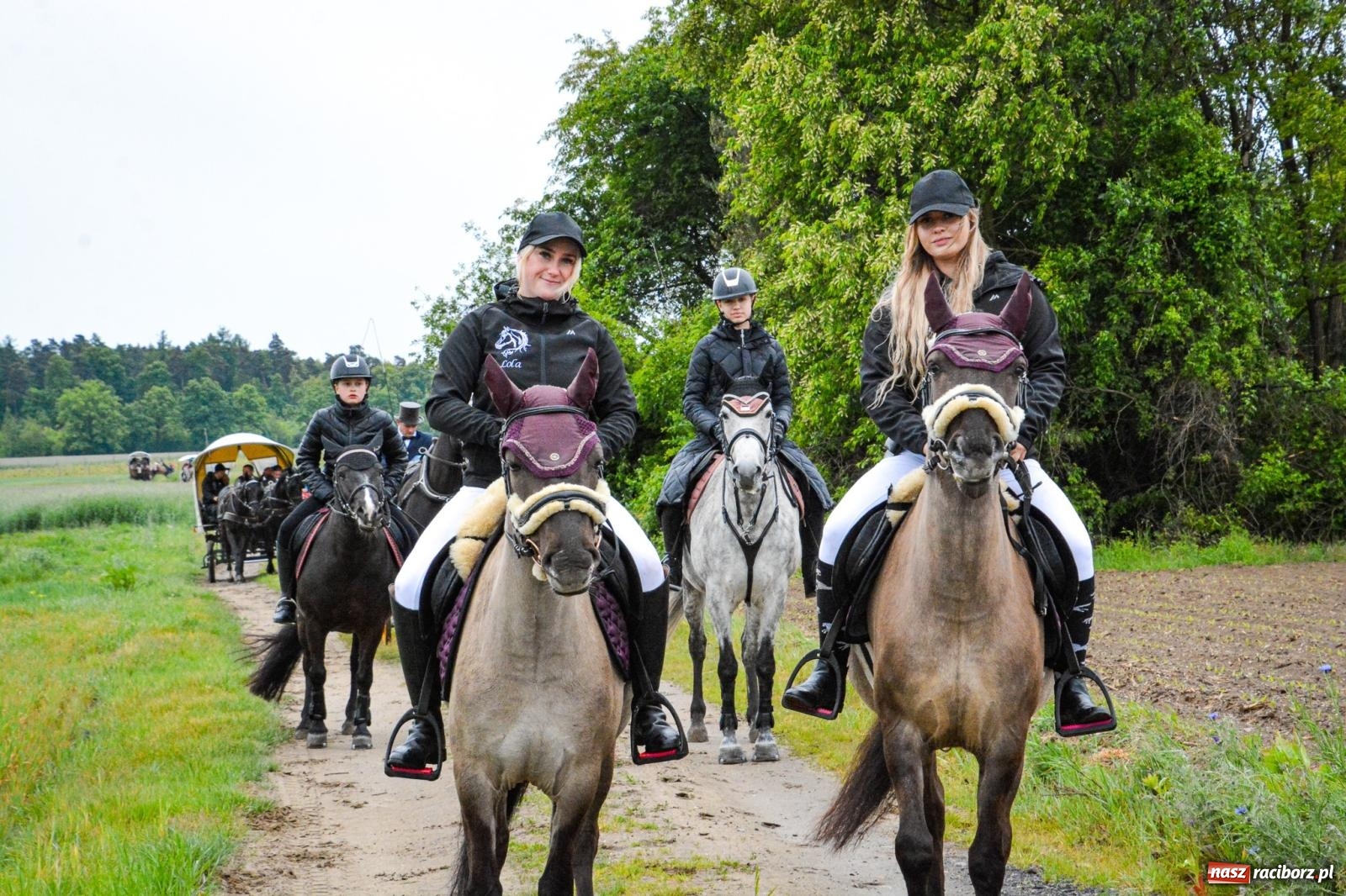 Zdjęcie w galerii na portalu naszraciborz.pl: Procesja św. Urbana w Kobyli odbyła się mimo deszczu. Wierni nie zawiedli wiadomości z regionu