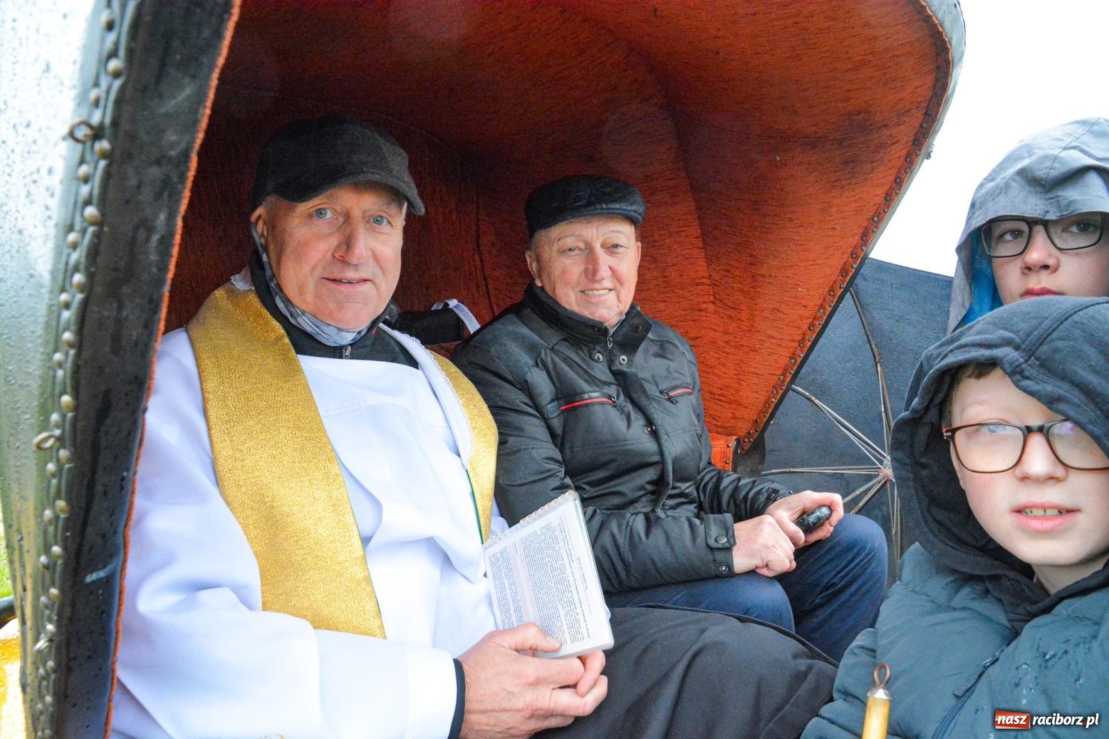 Zdjęcie w galerii na portalu naszraciborz.pl: Procesja św. Urbana w Kobyli odbyła się mimo deszczu. Wierni nie zawiedli wiadomości z regionu