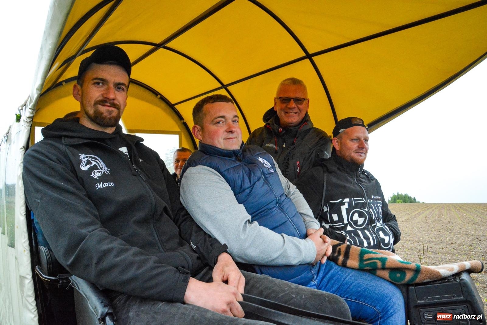 Zdjęcie w galerii na portalu naszraciborz.pl: Procesja św. Urbana w Kobyli odbyła się mimo deszczu. Wierni nie zawiedli wiadomości z regionu