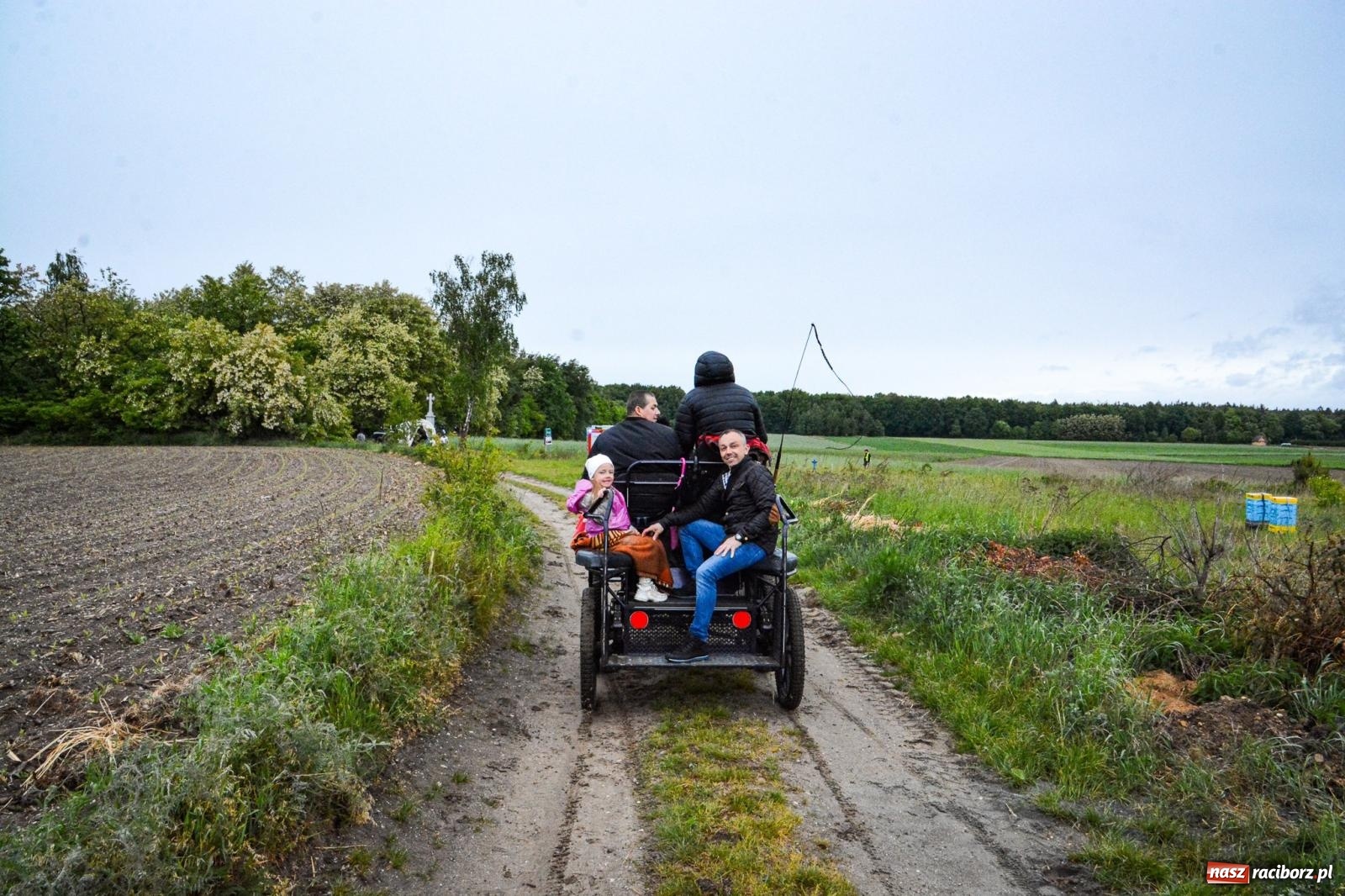 Zdjęcie w galerii na portalu naszraciborz.pl: Procesja św. Urbana w Kobyli odbyła się mimo deszczu. Wierni nie zawiedli wiadomości z regionu