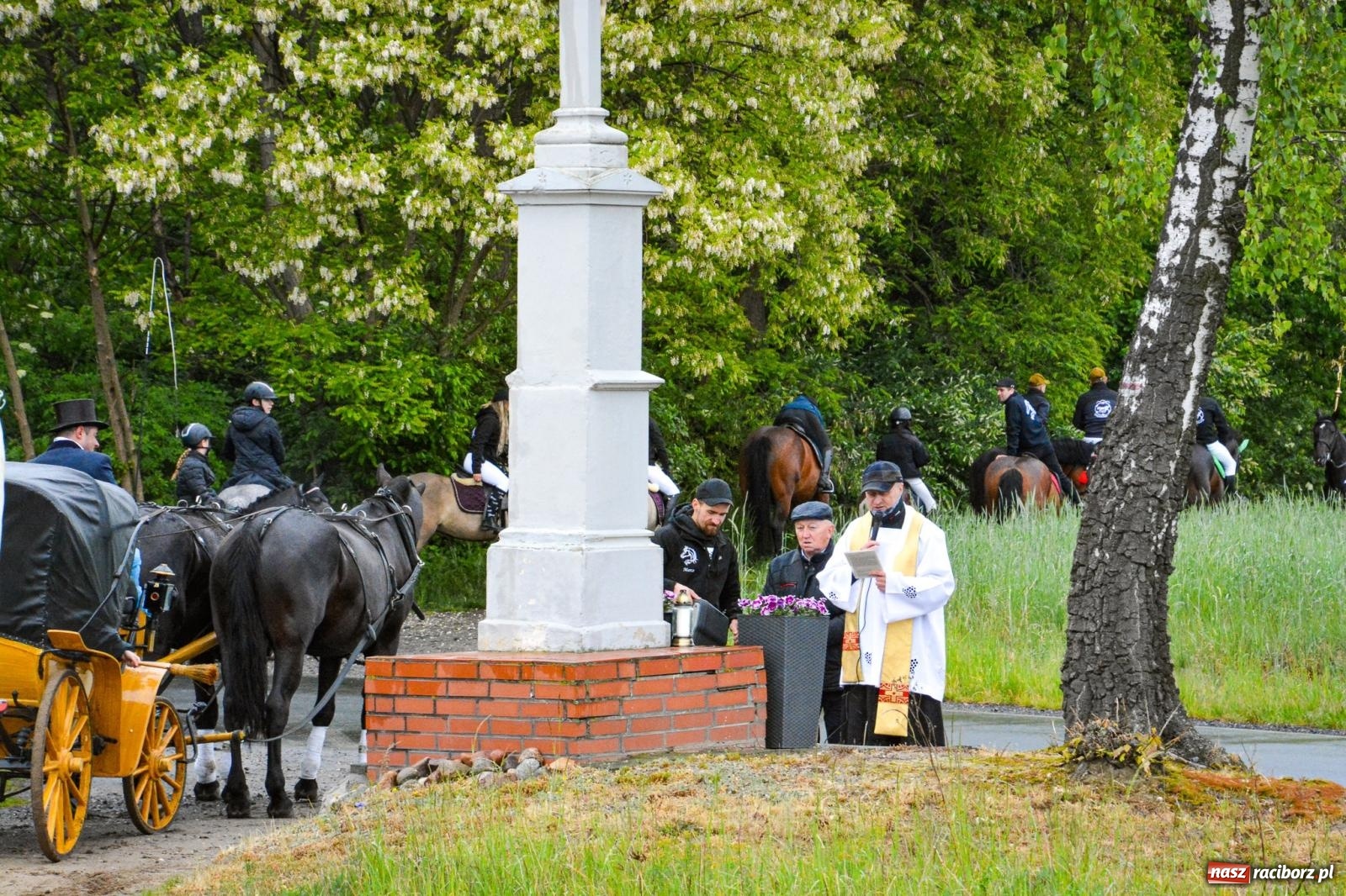 Zdjęcie w galerii na portalu naszraciborz.pl: Procesja św. Urbana w Kobyli odbyła się mimo deszczu. Wierni nie zawiedli wiadomości z regionu