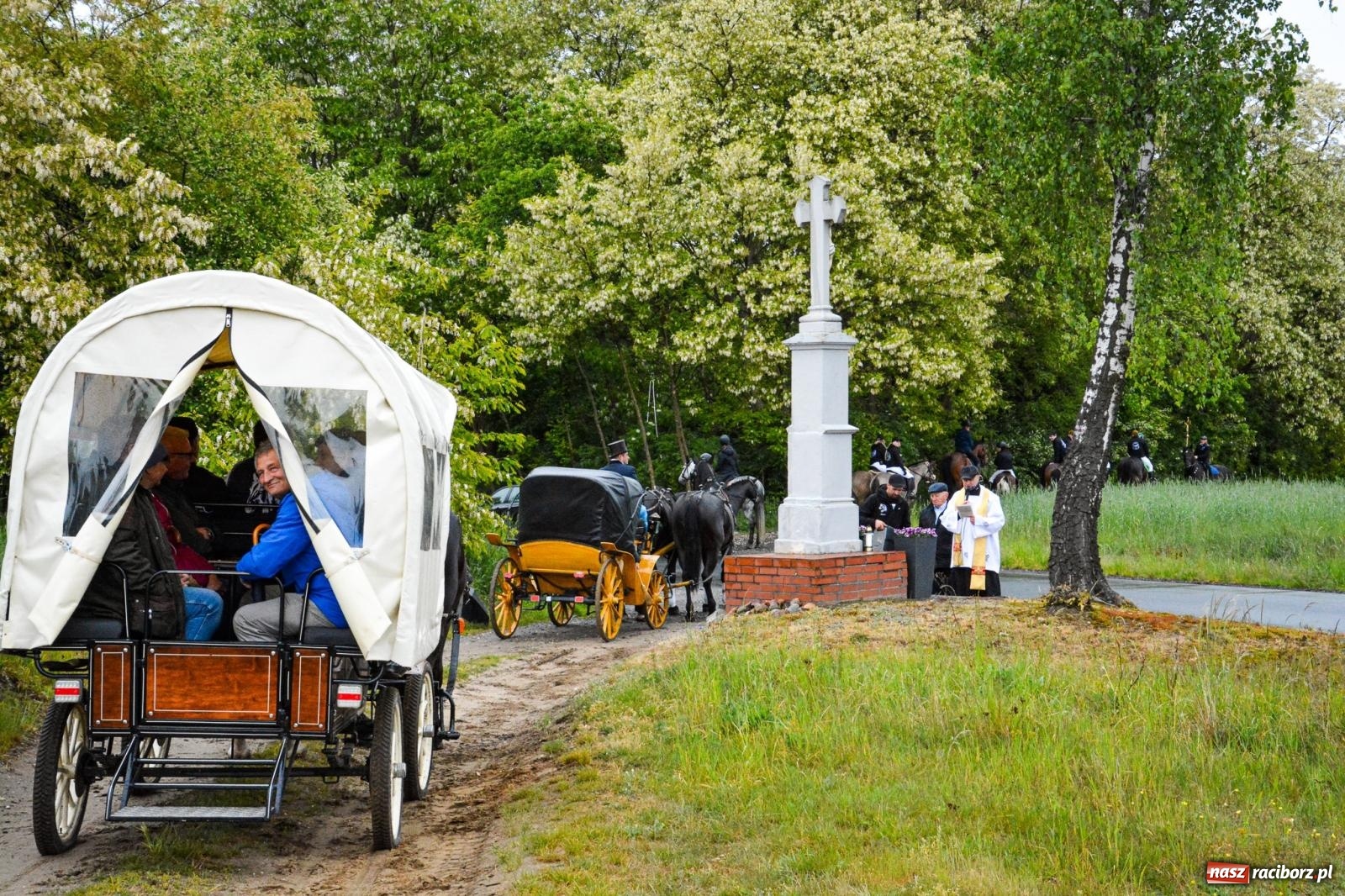 Zdjęcie w galerii na portalu naszraciborz.pl: Procesja św. Urbana w Kobyli odbyła się mimo deszczu. Wierni nie zawiedli wiadomości z regionu
