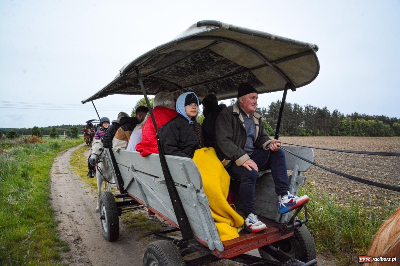 Zdjęcie w galerii na portalu naszraciborz.pl: Procesja św. Urbana w Kobyli odbyła się mimo deszczu. Wierni nie zawiedli wiadomości z regionu