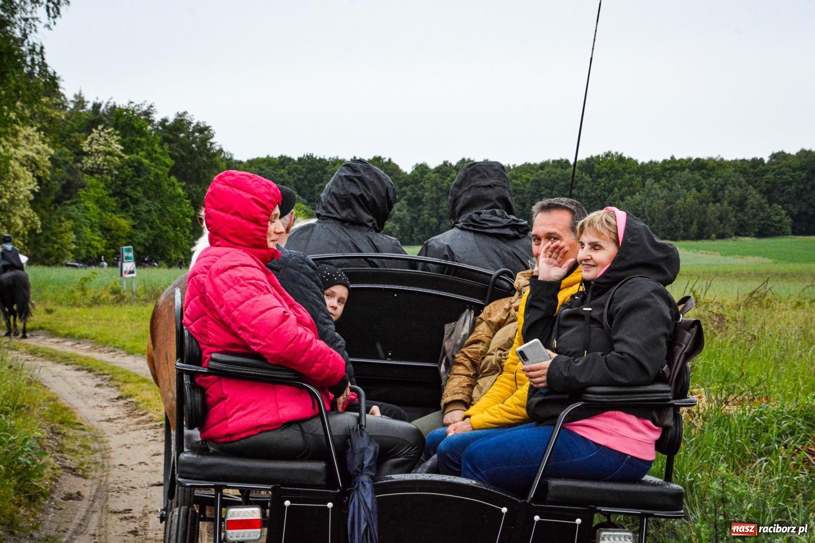 Zdjęcie w galerii na portalu naszraciborz.pl: Procesja św. Urbana w Kobyli odbyła się mimo deszczu. Wierni nie zawiedli wiadomości z regionu