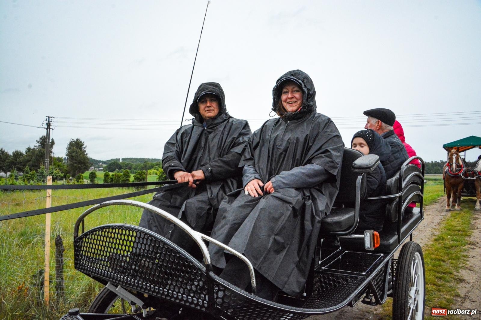 Zdjęcie w galerii na portalu naszraciborz.pl: Procesja św. Urbana w Kobyli odbyła się mimo deszczu. Wierni nie zawiedli wiadomości z regionu
