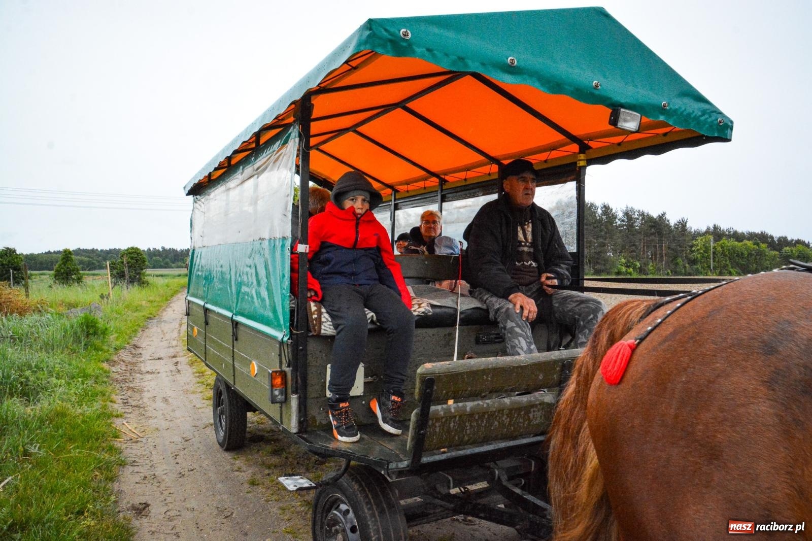 Zdjęcie w galerii na portalu naszraciborz.pl: Procesja św. Urbana w Kobyli odbyła się mimo deszczu. Wierni nie zawiedli wiadomości z regionu