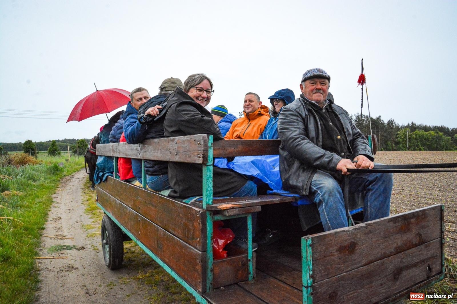Zdjęcie w galerii na portalu naszraciborz.pl: Procesja św. Urbana w Kobyli odbyła się mimo deszczu. Wierni nie zawiedli wiadomości z regionu